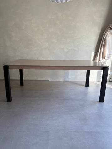 Piet Klerkx lichteiken eettafel met zwarte metalen poten