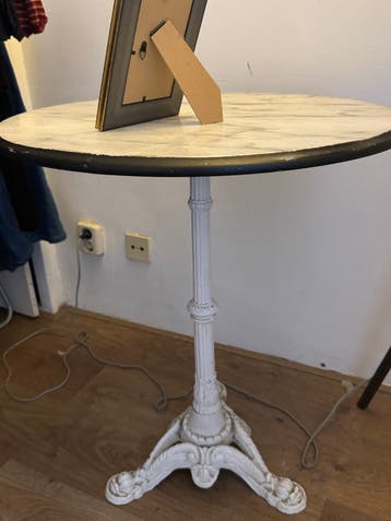 Marmeren bijzettafel met sierlijke gietijzeren poot