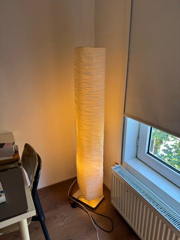 Stijlvolle staande lamp met papieren kap