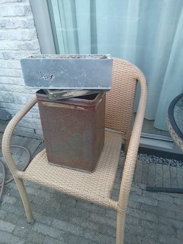 Oude noten bak roestig en langwerpig  zink bakje