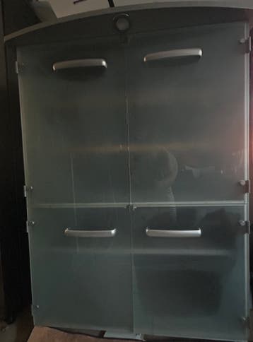 GRATIS Grijze vitrine kast met 4 glazen deuren