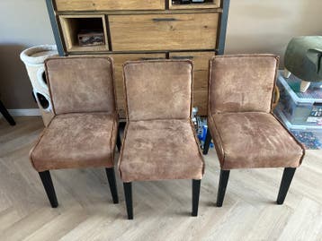 3 cognac stoelen en eettafelbankje - gratis af te halen