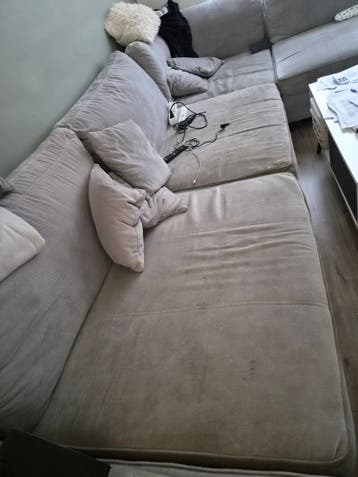 Grote, comfortabele bank te koop. Ideaal om heerlijk op te l