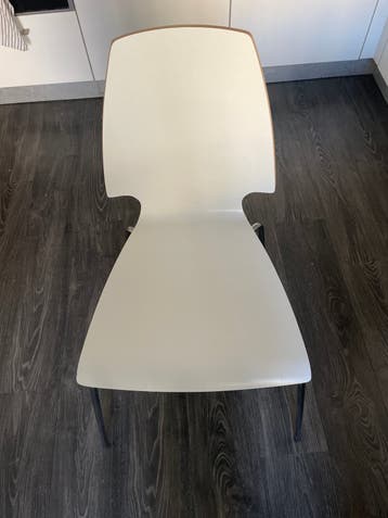 4 Witte stoelen met metalen poten van ikea