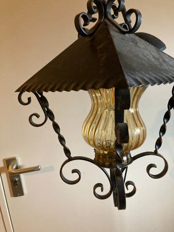 Vintage smeedijzeren hanglamp met amberkleurig glas