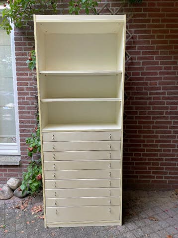 GRATIS Twee Billy kasten van ikea, één met ladenblok