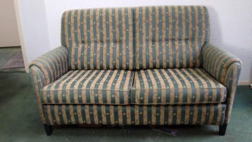 klassiek Engelse tweezitsbank en fauteuil