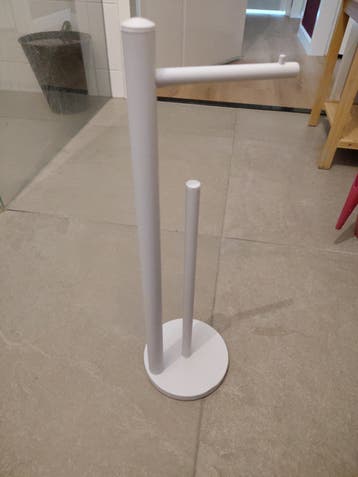 Witte vrijstaande toiletrolhouder met reserverolhouder