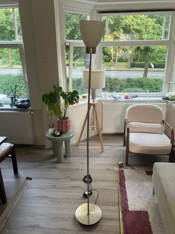 Stijlvolle vloerlamp met glazen kap