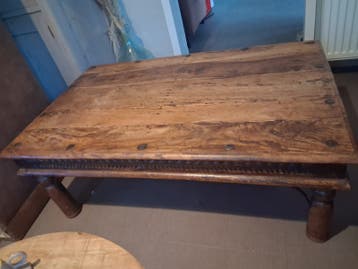 Robuuste houten salontafel met unieke details