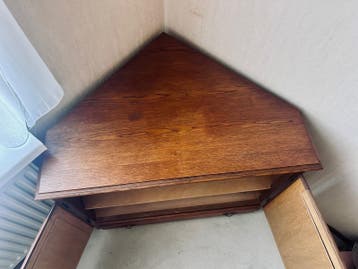Antieke eikenhouten hoekkast met houtsnijwerk