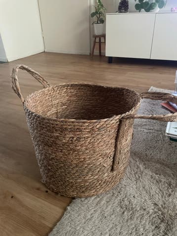 Grote rieten mand met handvatten (ruilen!)