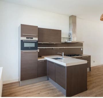 Vaatwasser, Stenen aanrechtblad met sink, Koelkast, oven
