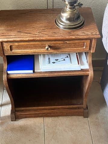 Houten nachtkastje met lade en open vak