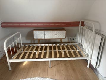 Gratis wit metalen eenpersoonsbed met matras
