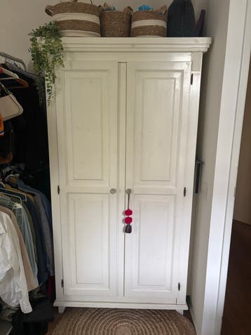 Witte kledingkast met flexibele indeling