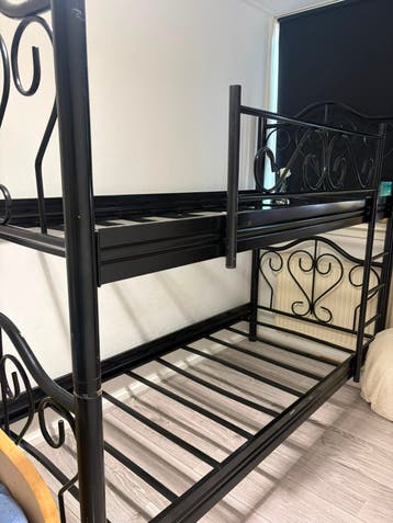 Zwart metalen stapelbed met hartjesdetails
