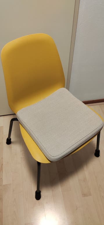Gele stoelen met metalen poten
