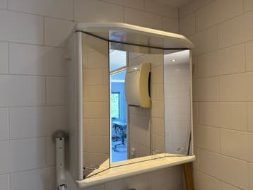 Spiegelkast badkamer met verlichting en stopcontact
