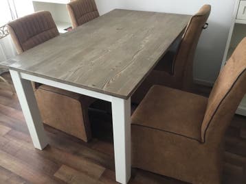 Eethoektafel zonder stoelen