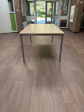 Stevige rechthoekige tafel met metalen onderstel