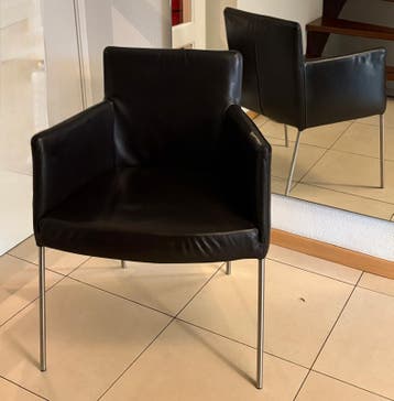 6 donkerbruine leren fauteuil met metalen poten