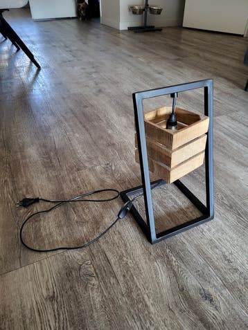Moderne tafellamp met houten kist design