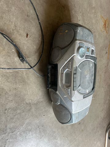 Oude Radio met CD-speler - Ideaal voor onderdelen of opknap