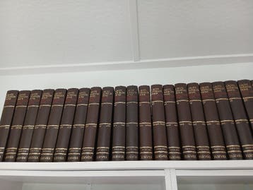 Grote Winkler Prins Encyclopedie en elf Jaarboeken.