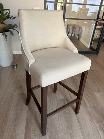 Gratis,  2 Crèmekleurige Barkrukken stoelen met Houten Poten