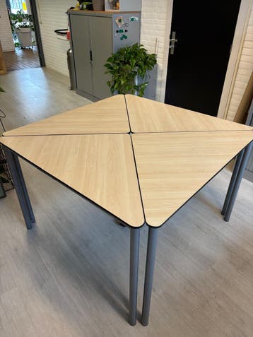 Modulaire driehoekige tafels 4 stuks