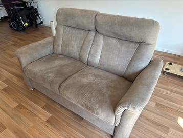 Comfortabele 2-zitsbank in neutrale kleur GRATIS