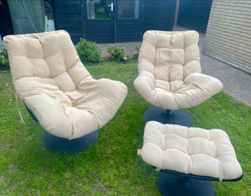 Gratis: 2 stoelen en 1 voetenbankje (1 stoel defect)