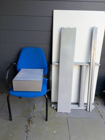 Bureau met blauwe stoel - Ideaal voor thuiskantoor