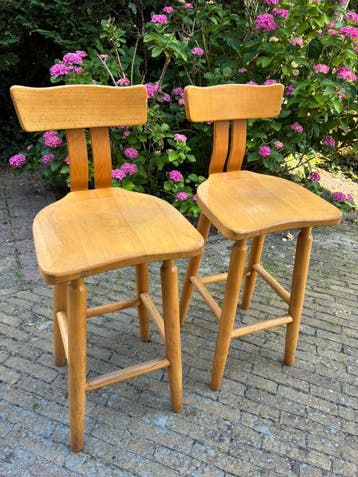 GRATIS AF TE HALEN: 2 houten barkrukken
