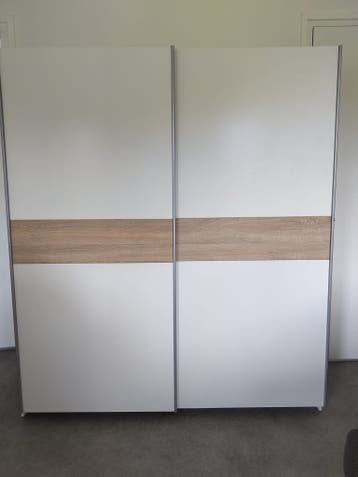 Gratis af te halen: Grote witte kast (196 x 170 x 59 cm)