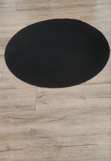 Twee zwarte ronde kleedjes