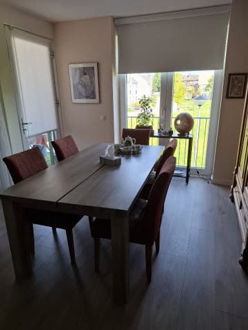 Robuuste houten eettafel met 4 stoelen