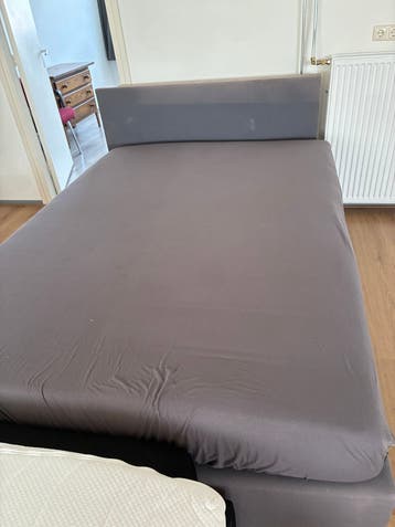 Tweepersoons boxspring met hoofdbord (licht beschadigd)