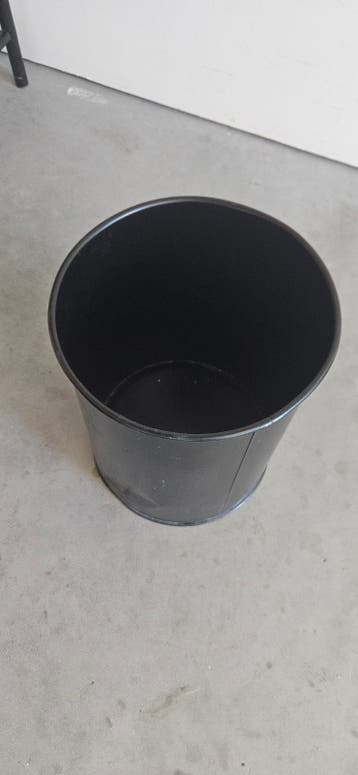 Zwarte metalen afvalbak / prullenbak