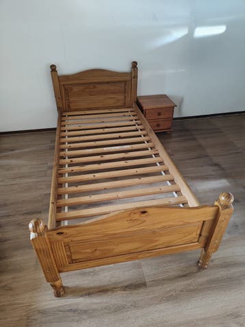 Stevig houten eenpersoonsbed met nachtkastje