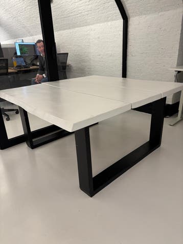 Moderne vergadertafel met wit blad en zwart onderstel