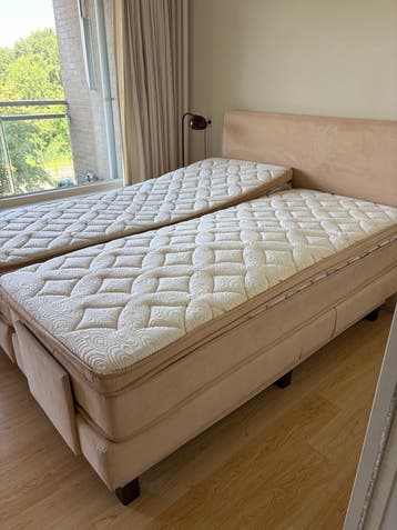 Comfortabel tweepersoonsbed 160x200 cm met matrassen
