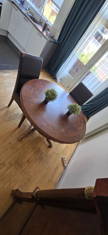 Twee leren stoelen, gratis af te halen (incl/excl tafel)