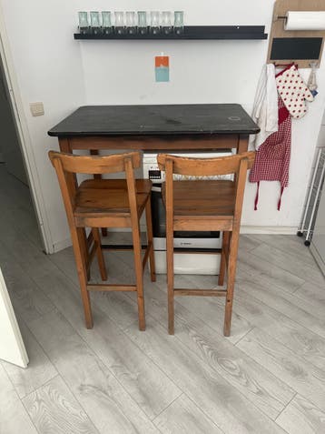 Compacte eettafel met barkrukken, ideaal voor kleine ruimtes