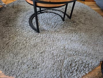 Rond grijs vloerkleed met hoogpolige textuur