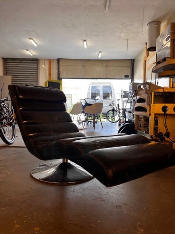 Leren chaise longue op draaipoot