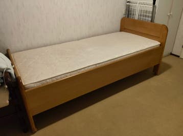 Eikenhouten ledikant ( zeer stevig)
90/200