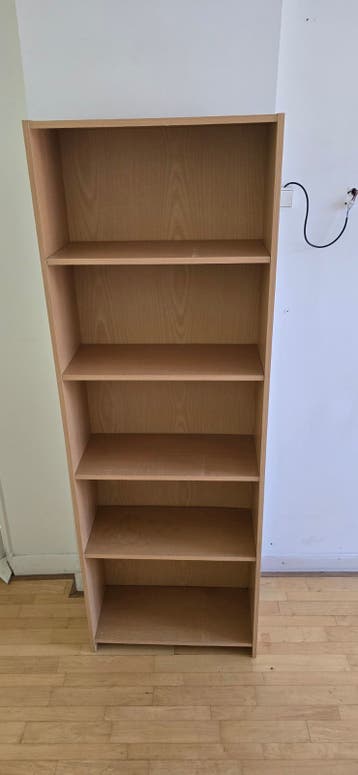 Gratis boekenkast - first come, first serve!