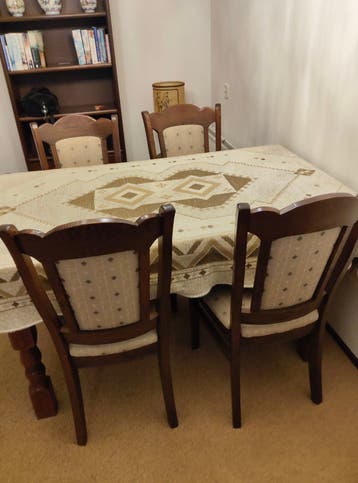 Eikenhouten eettafel plus 4
stoelen